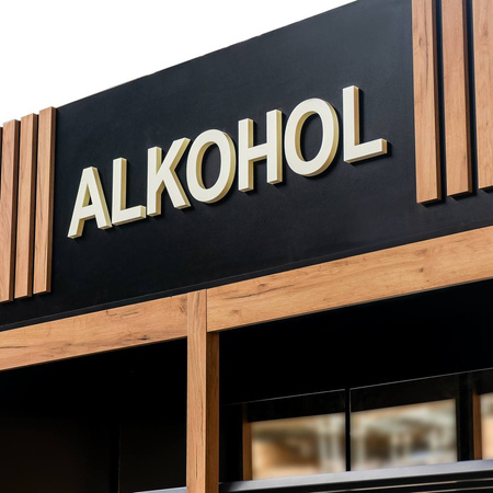 Regał na alkohol z banerem Mega-M H-303 cm L-207 cm G-72 cm czarny