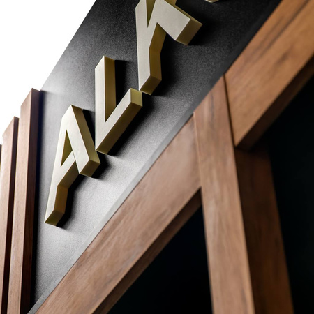 Regał na alkohol z banerem Mega-M H-303 cm L-207 cm G-72 cm czarny