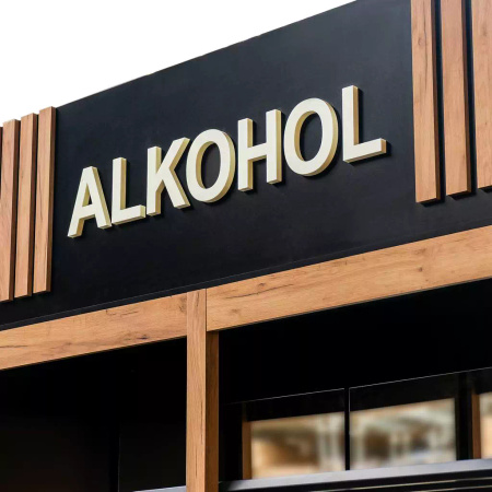 Regał na alkohol z banerem Mega-M H-303 cm L-207 cm G-72 cm czarny