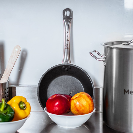 Patelnia z powłoką nieprzywieralną Mega-M o średnicy 24 cm N